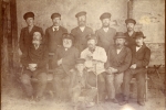 Групповой портрет мастеров и служащих Колыванской шлифовальной фабрики. Конец 19 века.